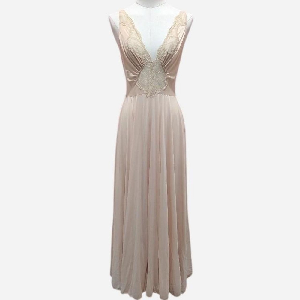 Vintage Olga Cream/Champagne Nightgown (fits a Small/Medium) ‼️Open to Offers